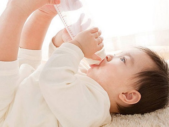 Có nên bổ sung thêm nước khi bé đang bú mẹ?
