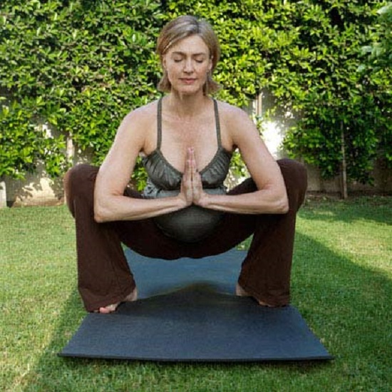 Bài tập yoga giúp bà bầu dễ sinh