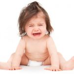 Các mẹ nên làm gì khi trẻ bị sốt mọc răng?