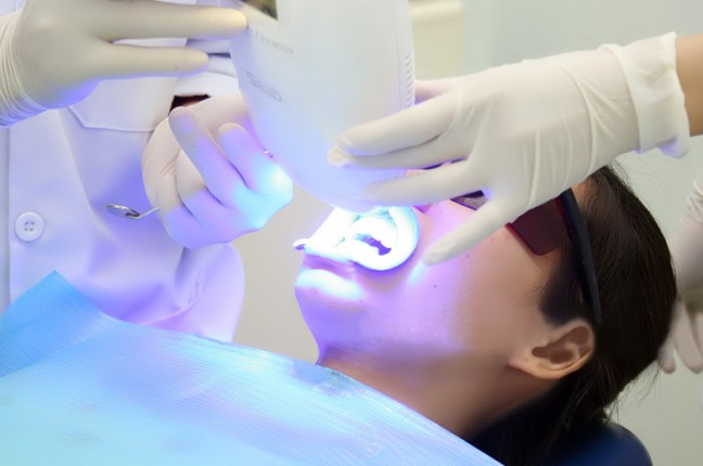 Những cách điều trị cho răng bị sậm màu