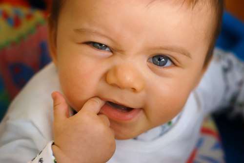 Chế độ dinh dưỡng cho bé khi mọc răng như thế nào?