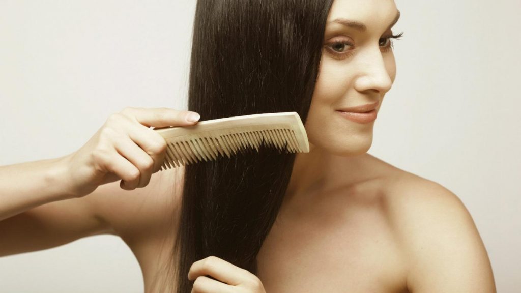 7 thói quen vô tình gây hại cho tóc