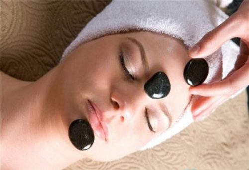 Massage mặt bằng đá giúp da căng mịn 5