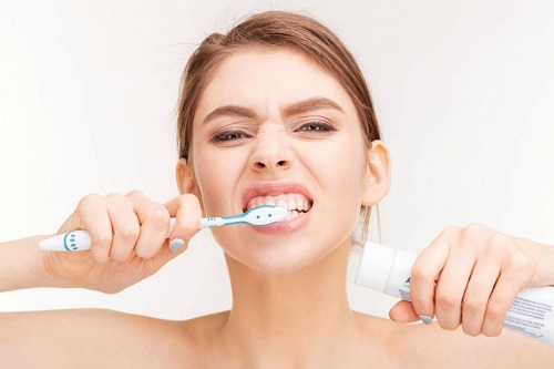 Tẩy trắng răng xong có được đánh răng không? Tư vấn 1